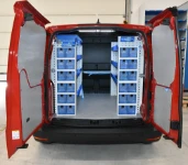 Allestimento con scaffali e cassetti trasparenti su VW Caddy
