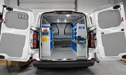 Allestimento Ford Custom con scaffali e rivestimenti
