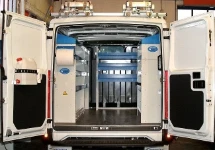 Allestimento officina mobile sul Dacia Dokker con morsa, portarotolo e tanica