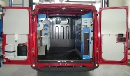 Allestimento officina mobile sul Dacia Dokker con morsa, portarotolo e tanica
