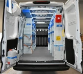 Iveco Daily con lavamani e portaoggetti lunghi, vista posteriore