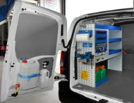 Lato sinistro scaffale con ripiani, cassetti e valigia per Doblo