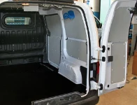 Rivestimento lato sinistro del Dokker con copriruota in alluminio mandorlato