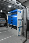 Scaffalatura destra con cassetti metallici e ripiani con divisori sul Ford Custom