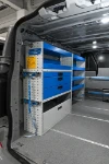 Scaffale con cassetti, scomparti, ripiani e cinghie sul Custom Ford