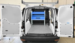 Allestimento Volkswagen Caddy con scaffale sulla paratia
